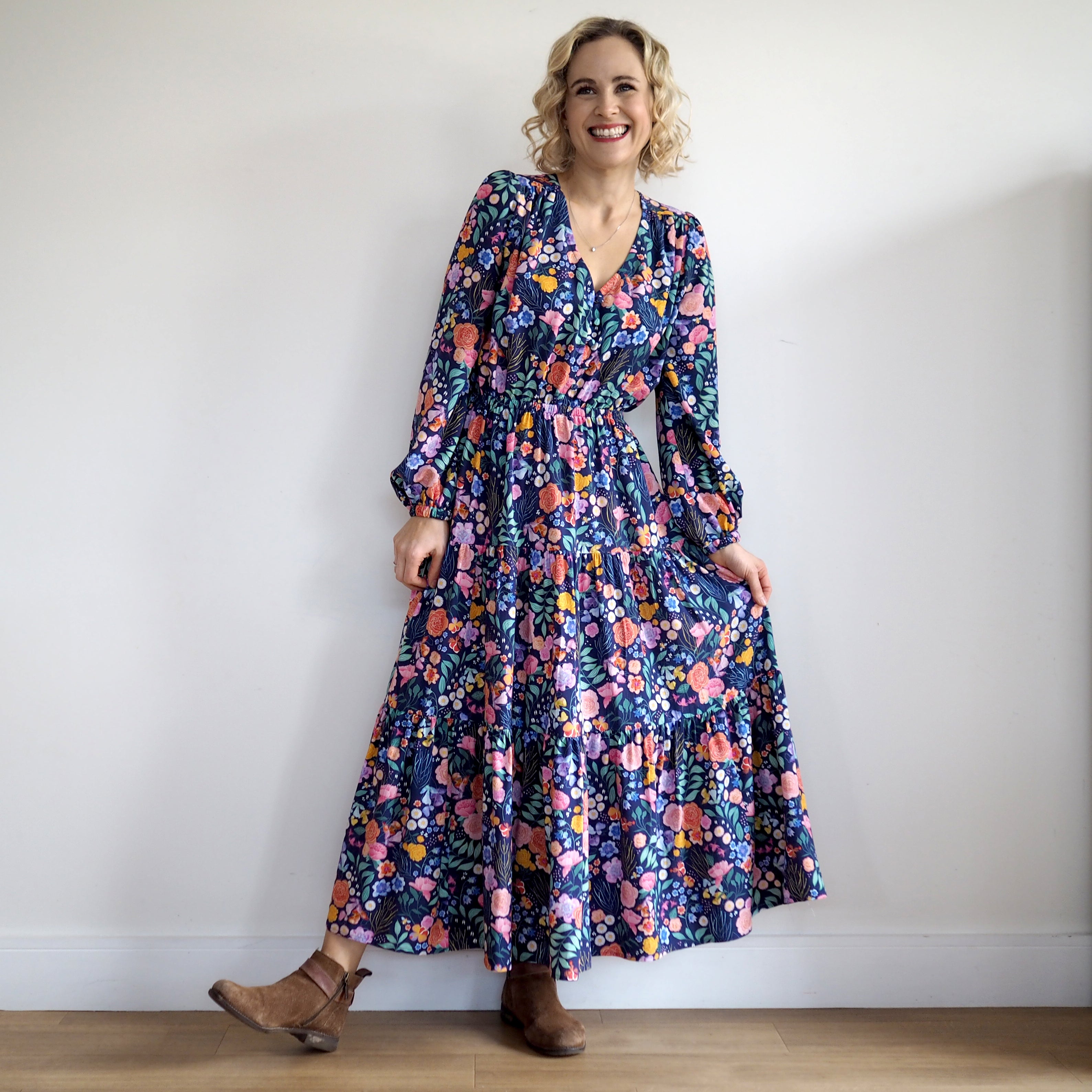 Navy Bee Happy Blooms Viscose Poplin Fabric – Guthrie & Ghani Exclusiv